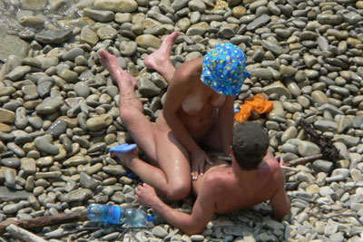 Fotos de tias y tios bañandose y tomando el sol en una playa nudista